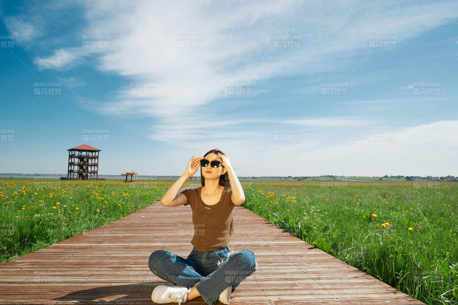 盛夏在草原湿地公园游玩的姑娘图片