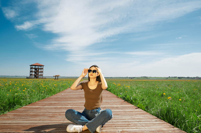 盛夏在草原湿地公园游玩的姑娘图片