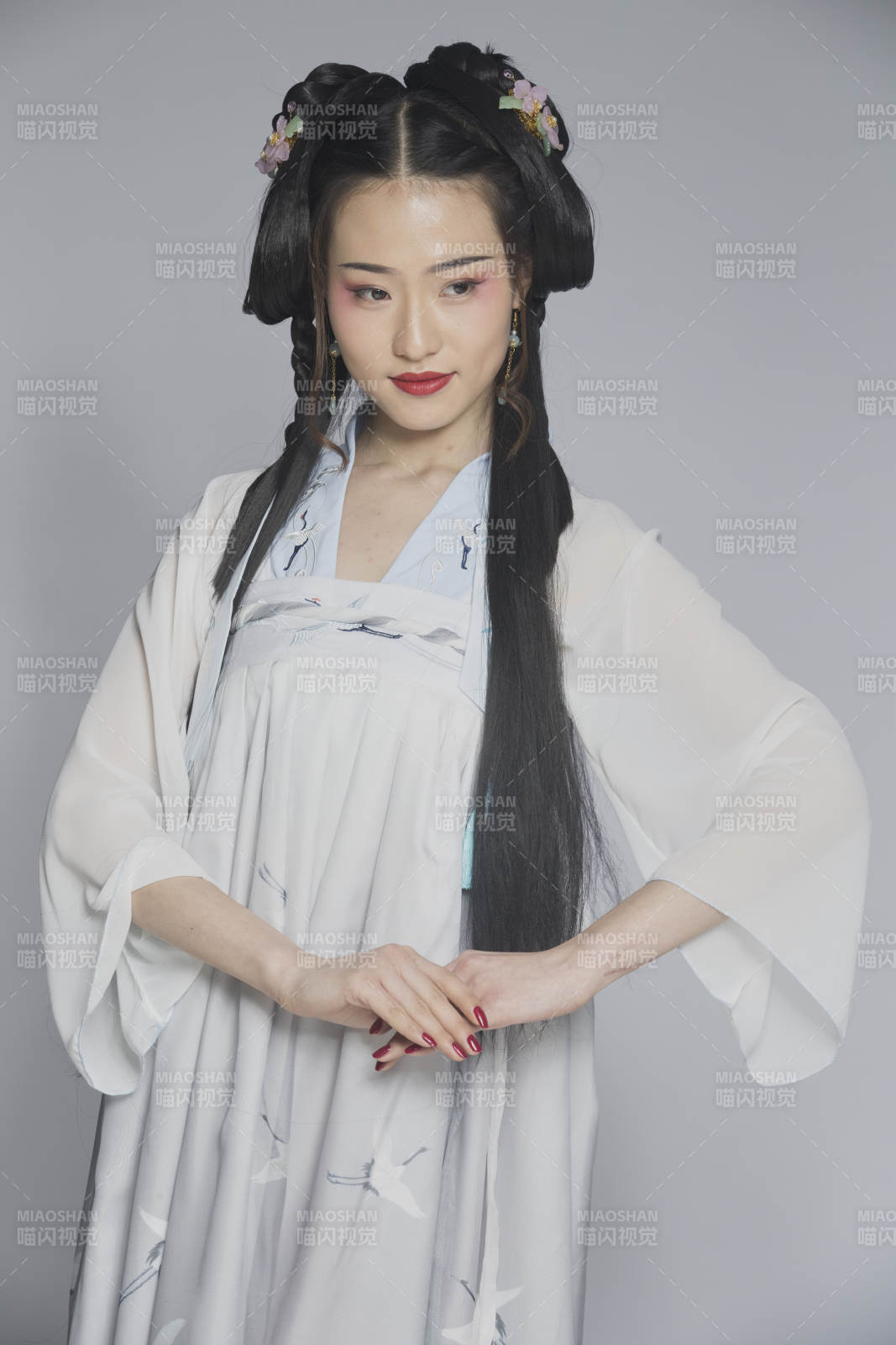 汉服风韵人像棚拍汉服少女图片