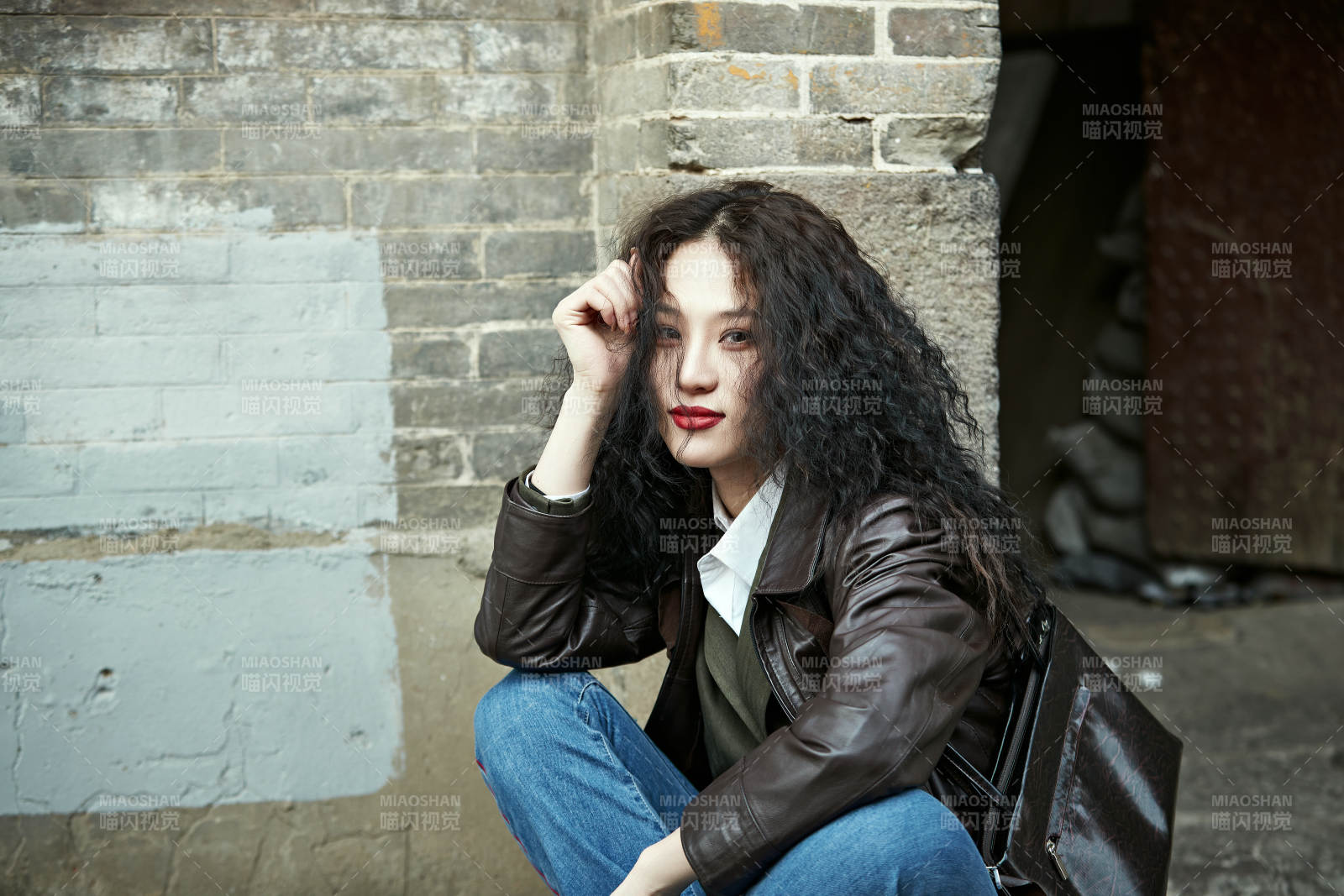 老旧城区里穿着复古港风的美丽清纯少女图片