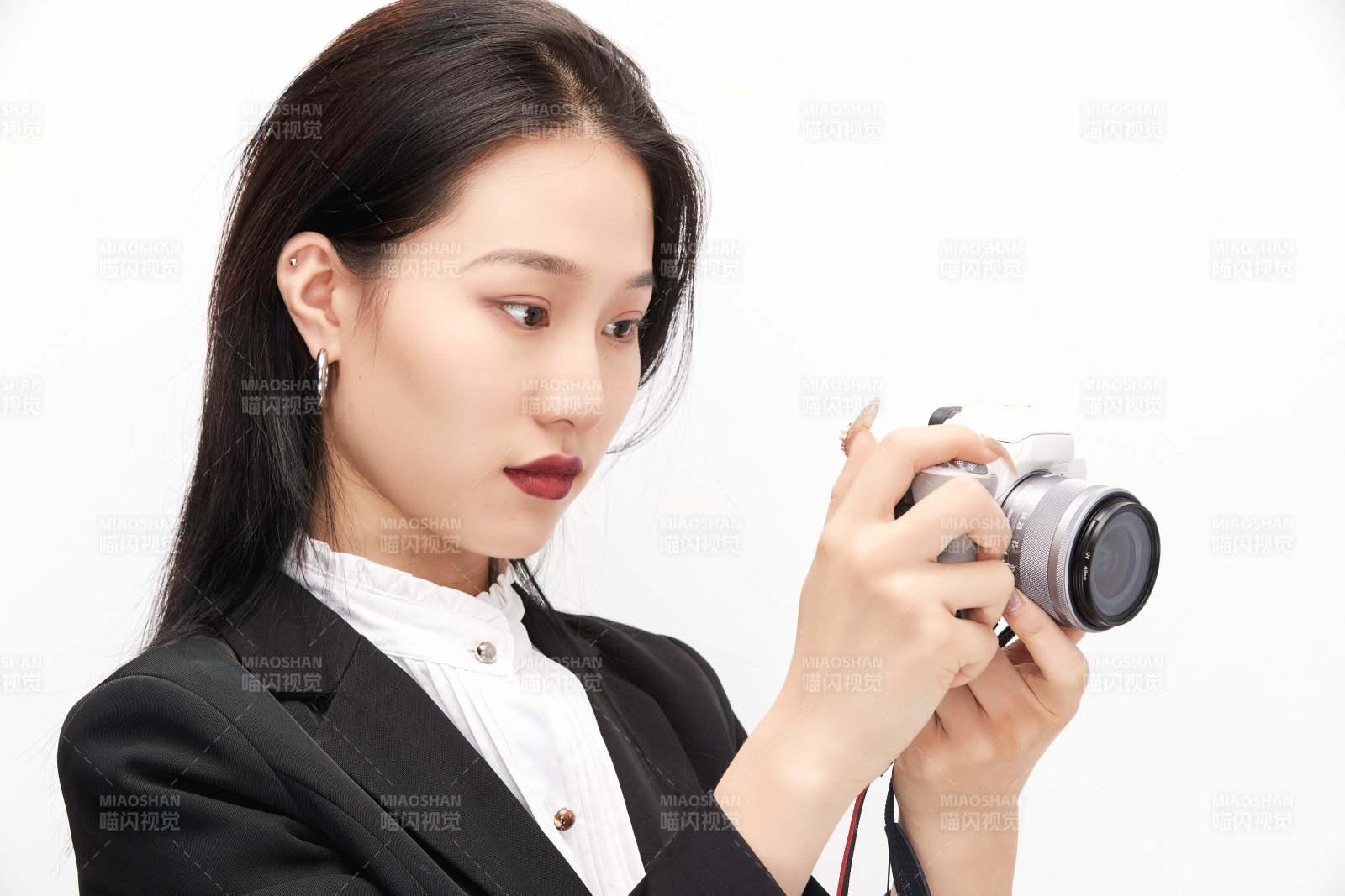 棚拍白色背景亚洲青年女性摄影师图片