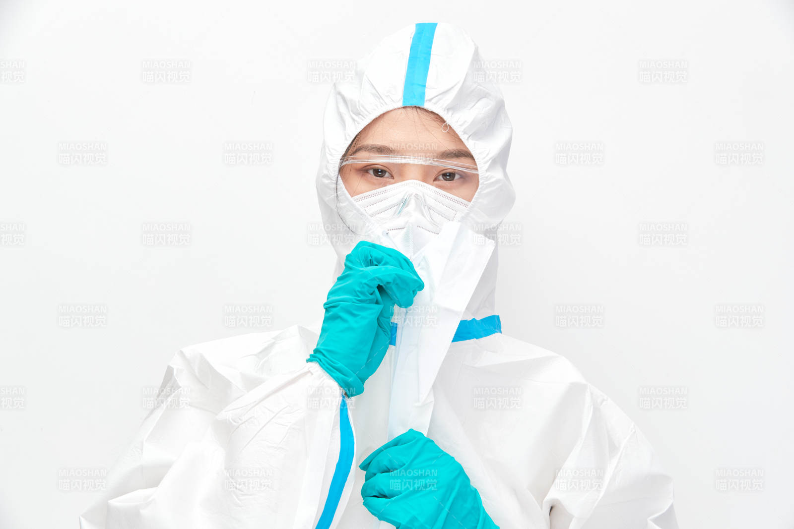 穿白色防护服佩戴护目镜口罩的女性医疗人员图片