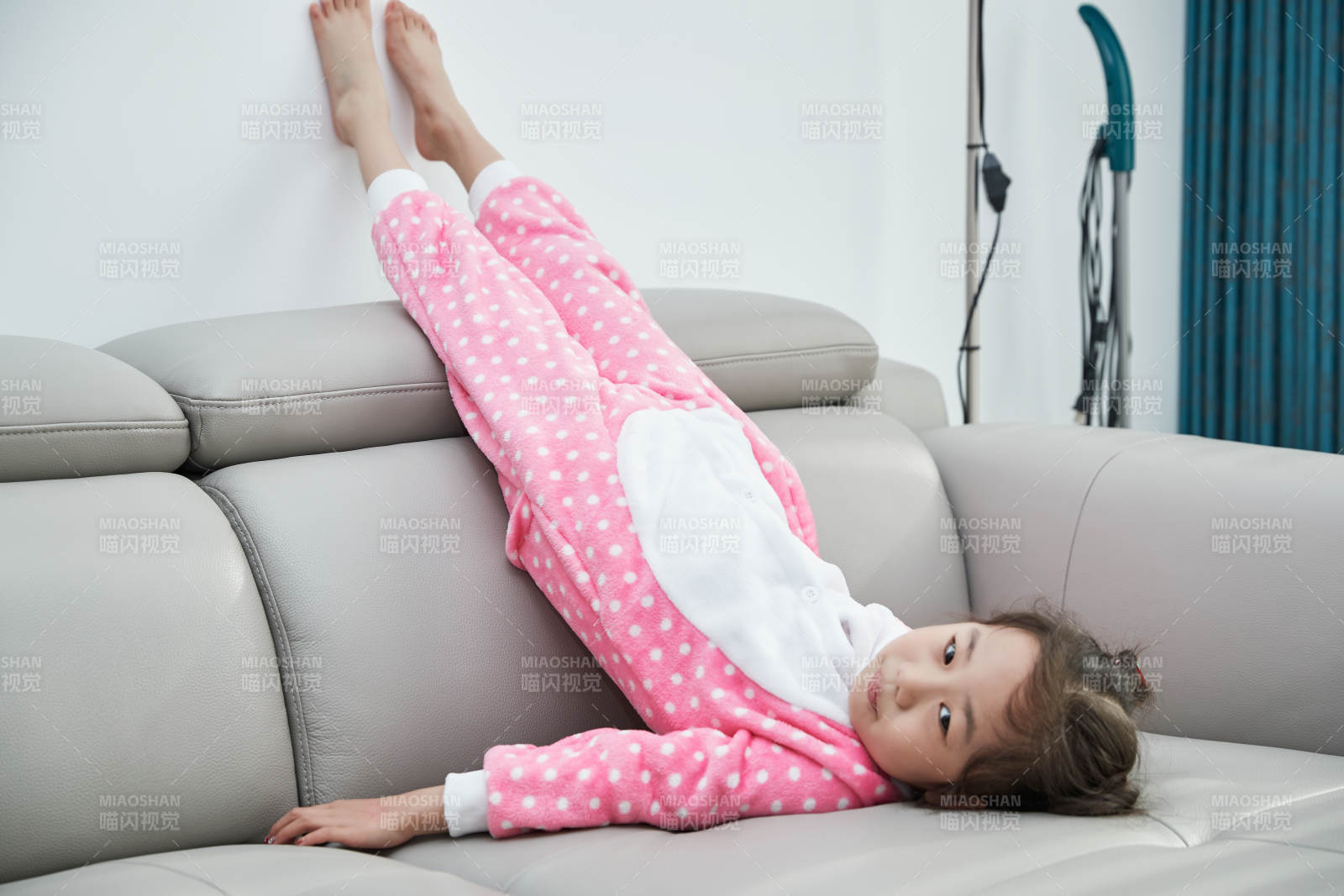 在家玩耍的亚洲小女孩图片