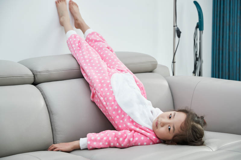 在家玩耍的亚洲小女孩图片