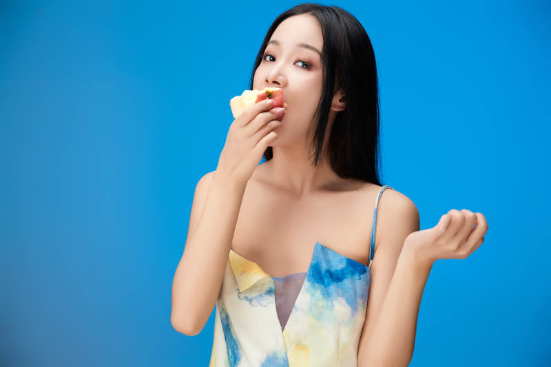 吃水果的亚洲东方长发少女图片