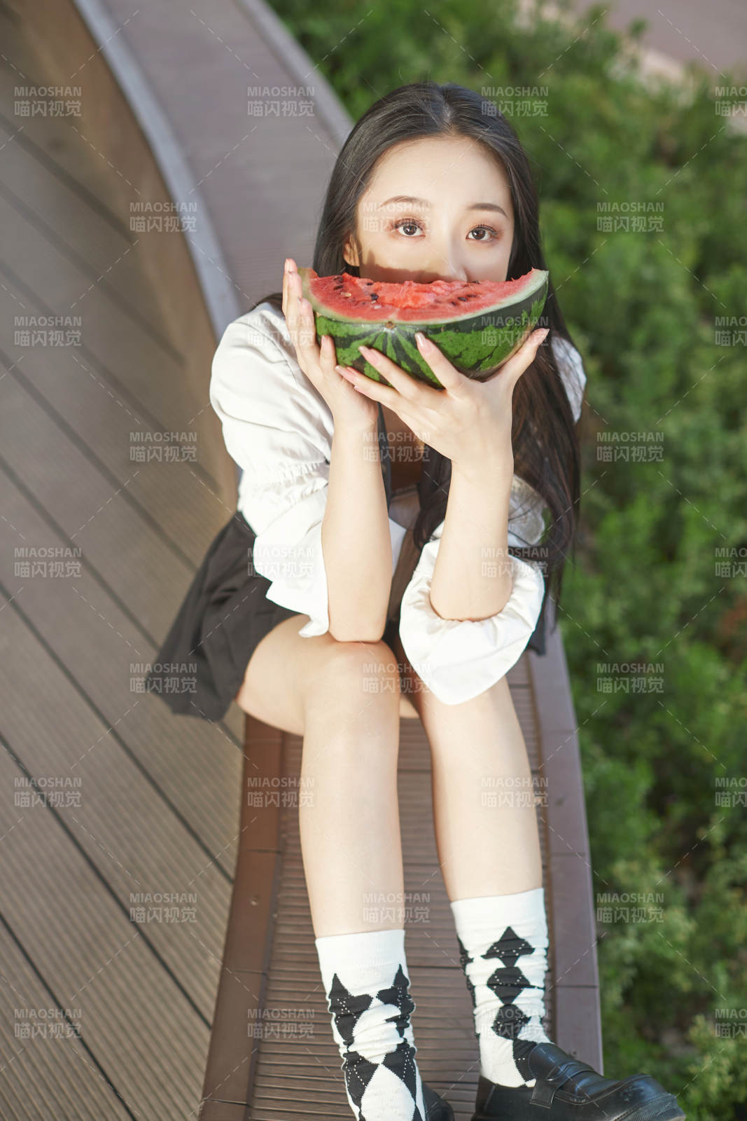 初夏户外公园吃西瓜的可爱少女图片
