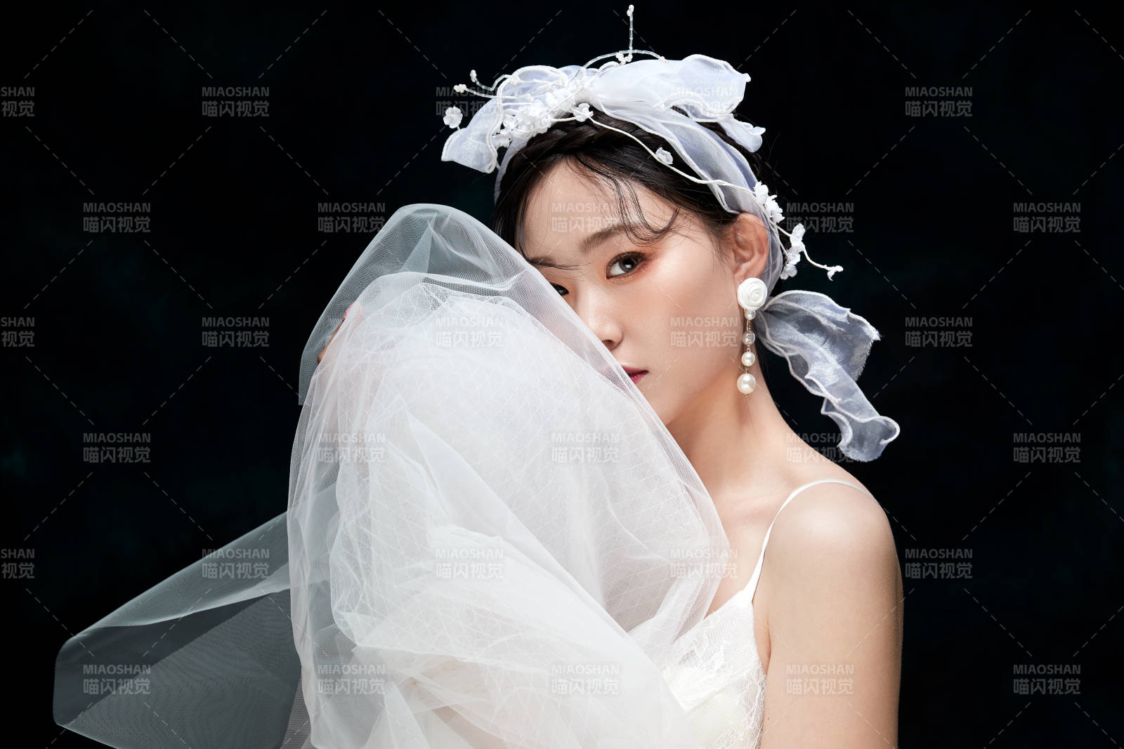 黑色背景下的女性复古婚纱妆面图片