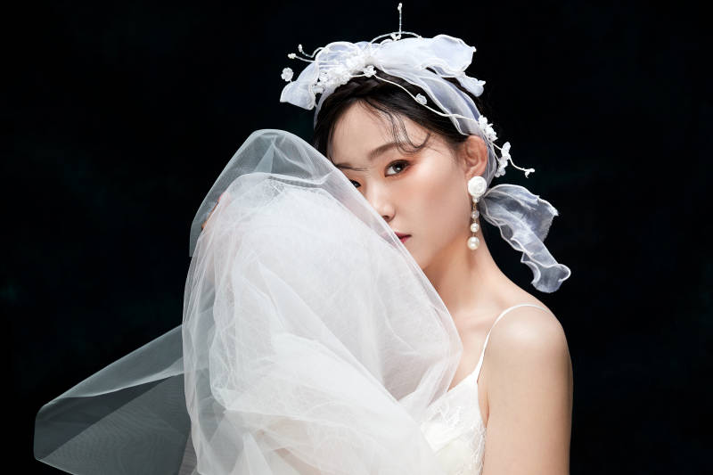 黑色背景下的女性复古婚纱妆面图片