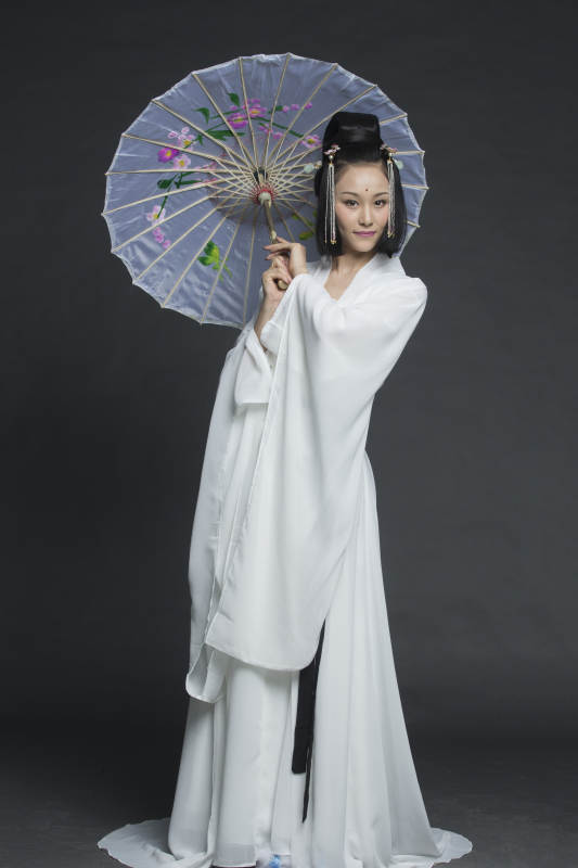 身穿古装的汉服女性人像汉服影棚拍摄图片