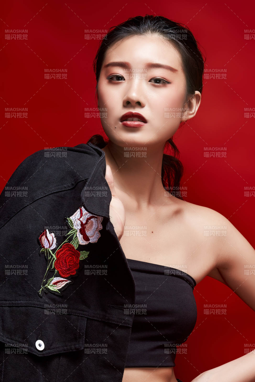 时尚彩妆女性妆面半身像图片