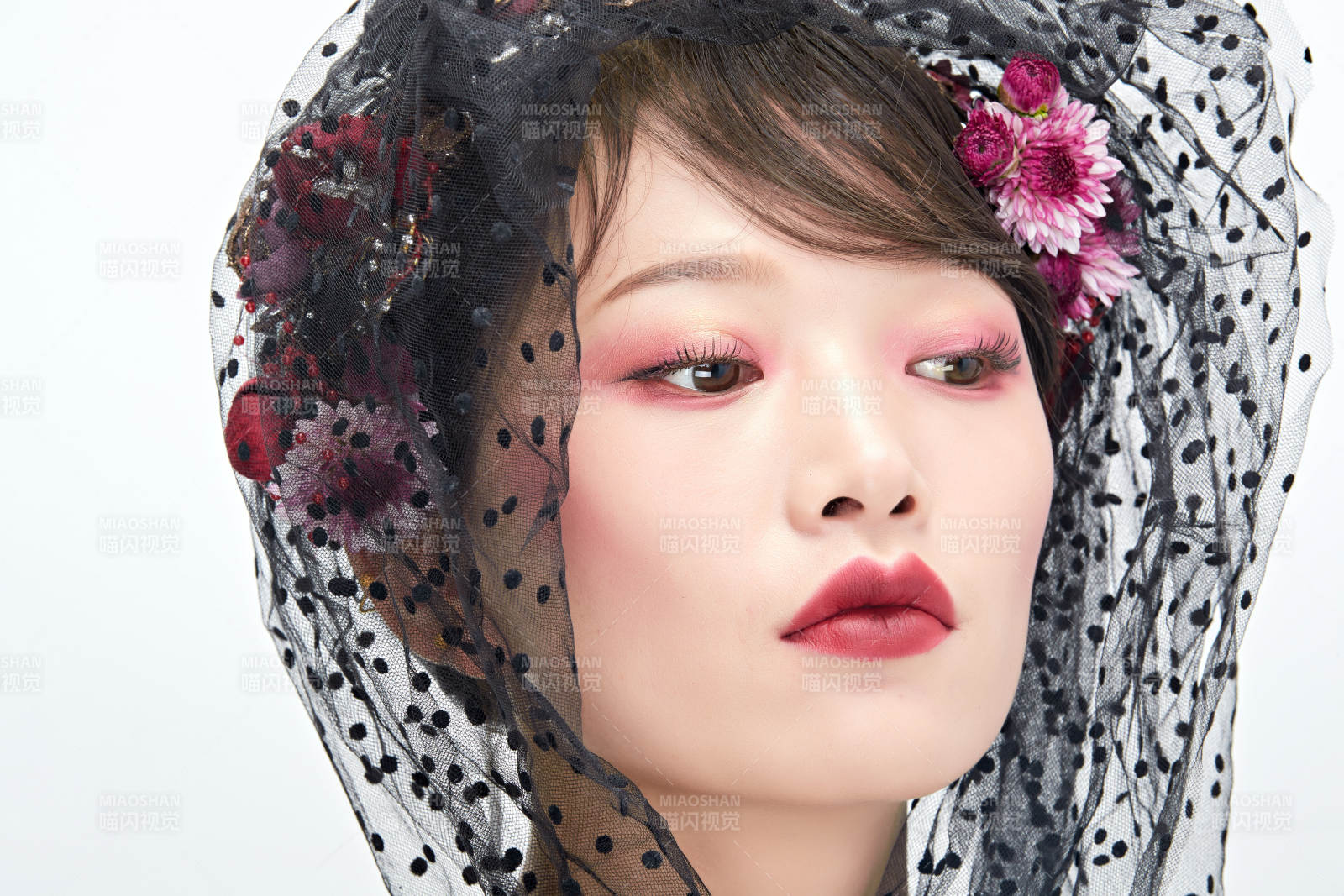 白色背景下的新娘彩妆美女人像图片