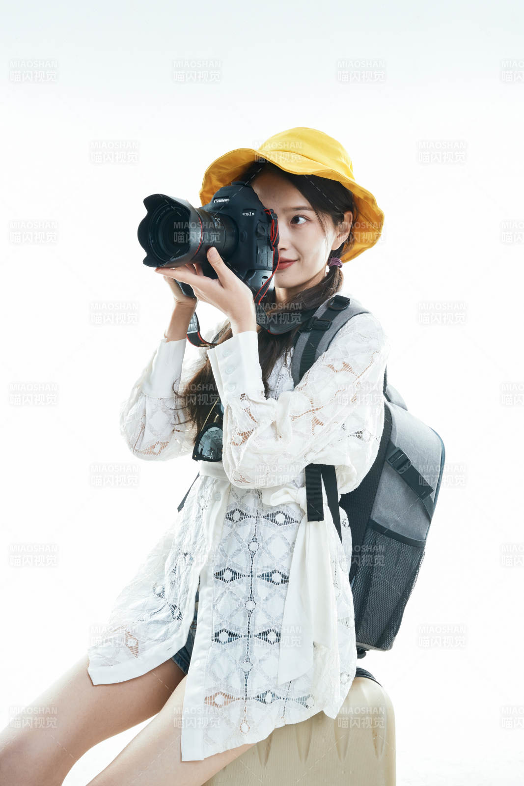 白色背景下准备出发旅行的美丽东方女大学生图片