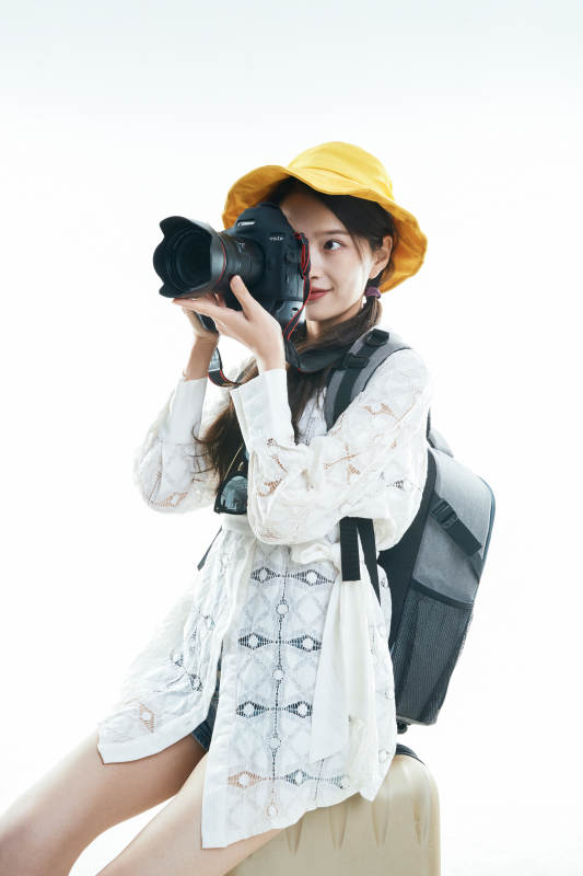 白色背景下准备出发旅行的美丽东方女大学生图片