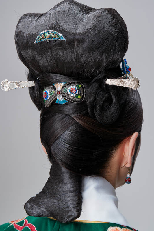 白色背景下的古装发饰局部特写图片