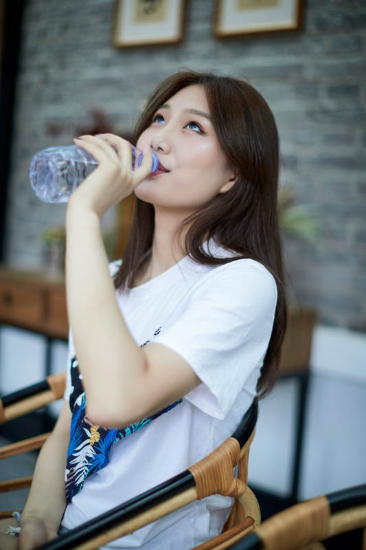 坐在咖啡图书馆吃东西的可爱少女图片