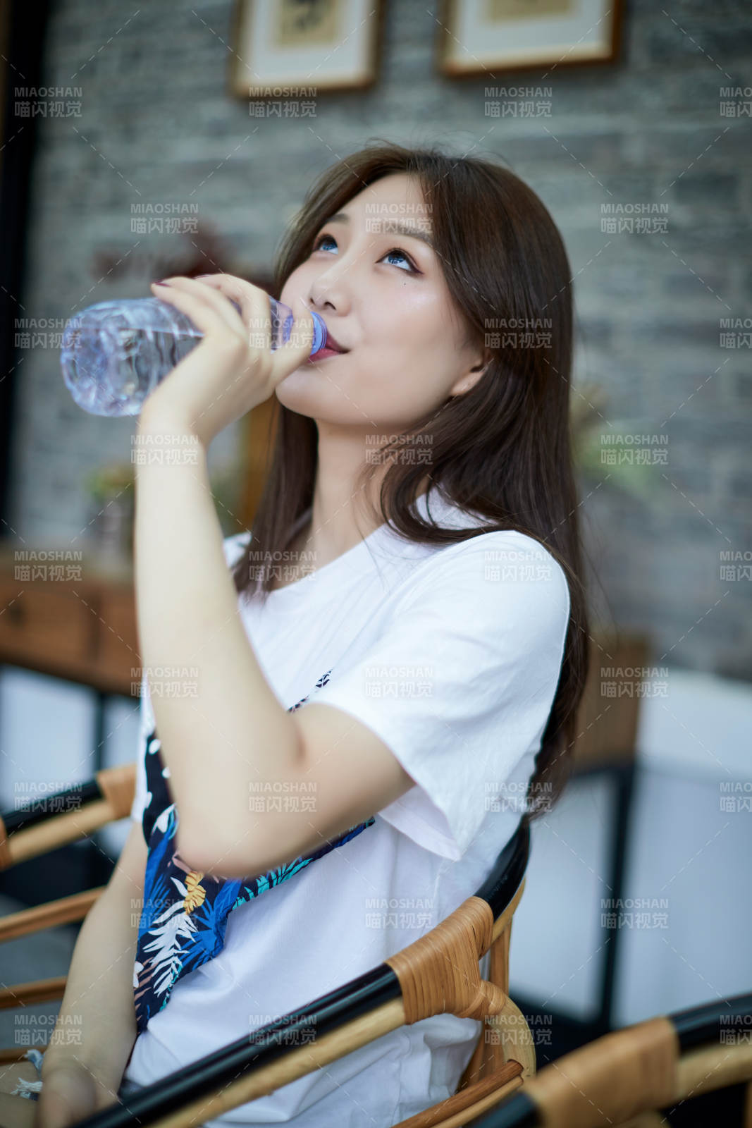 坐在咖啡图书馆吃东西的可爱少女图片