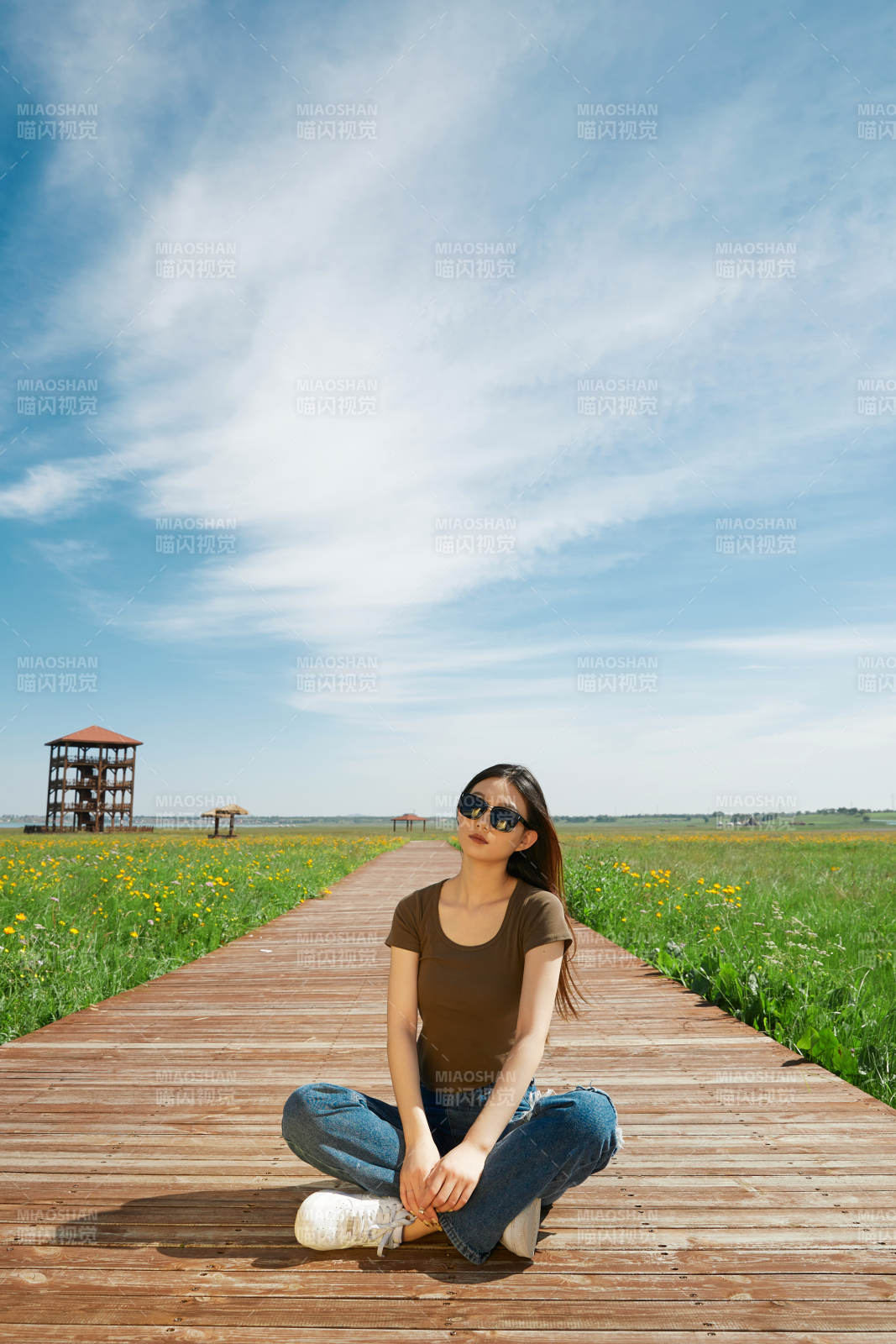 盛夏在草原湿地公园游玩的姑娘图片