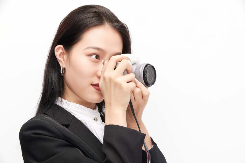 棚拍白色背景亚洲青年女性摄影师图片