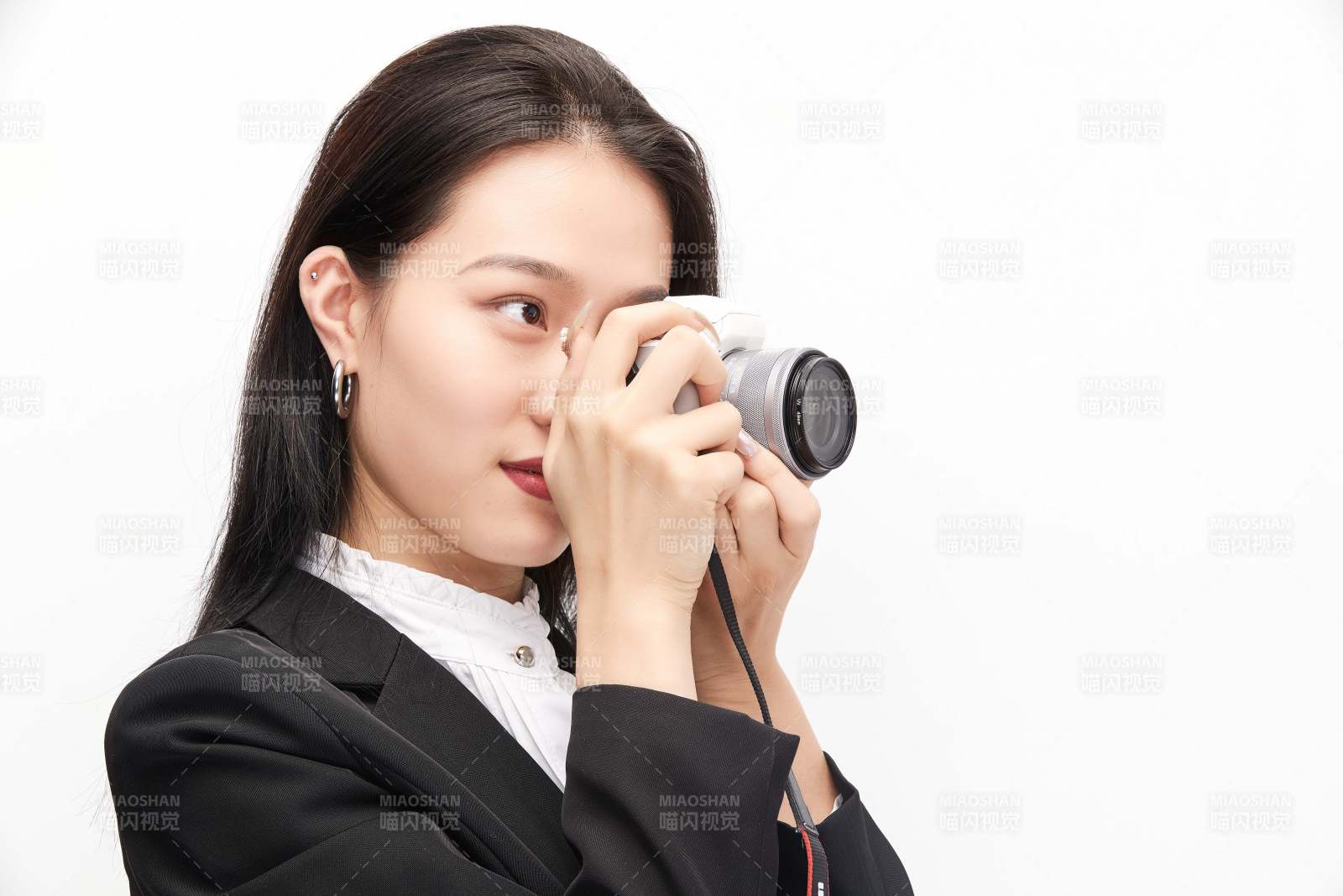 棚拍白色背景亚洲青年女性摄影师图片