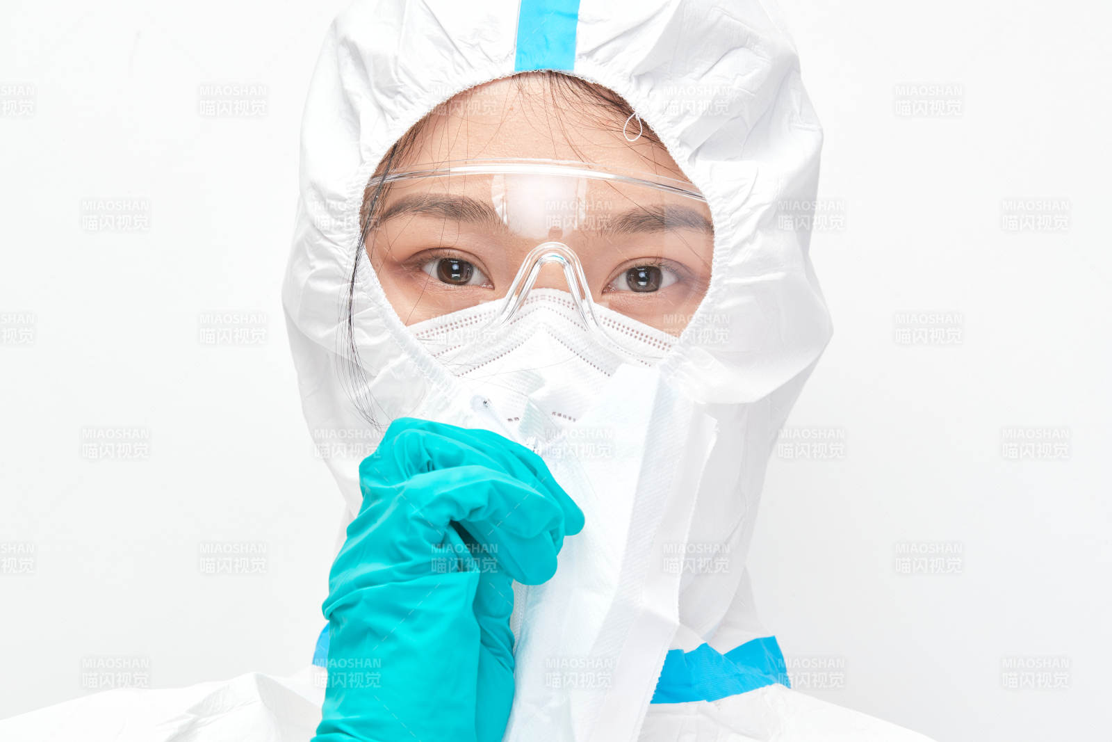 穿白色防护服佩戴护目镜口罩的女性医疗人员图片