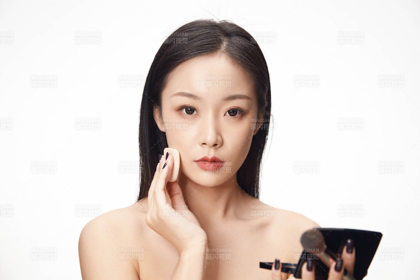 亚洲美女面部特写化妆护肤图片