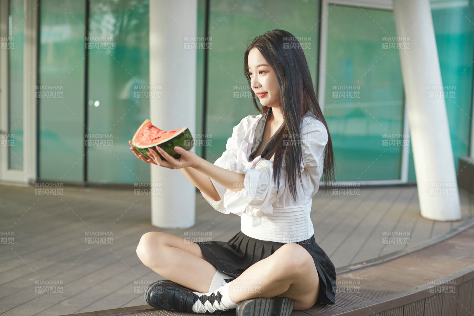 初夏户外公园吃西瓜的可爱少女图片