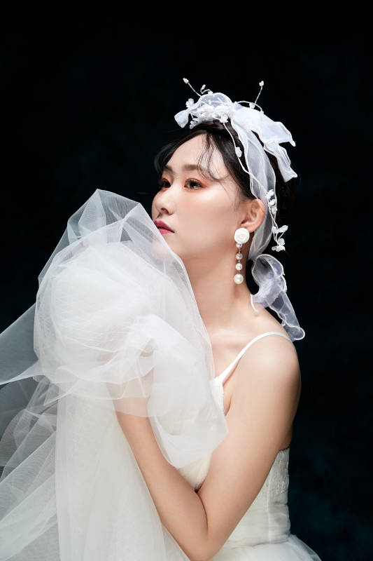 黑色背景下的女性复古婚纱妆面图片