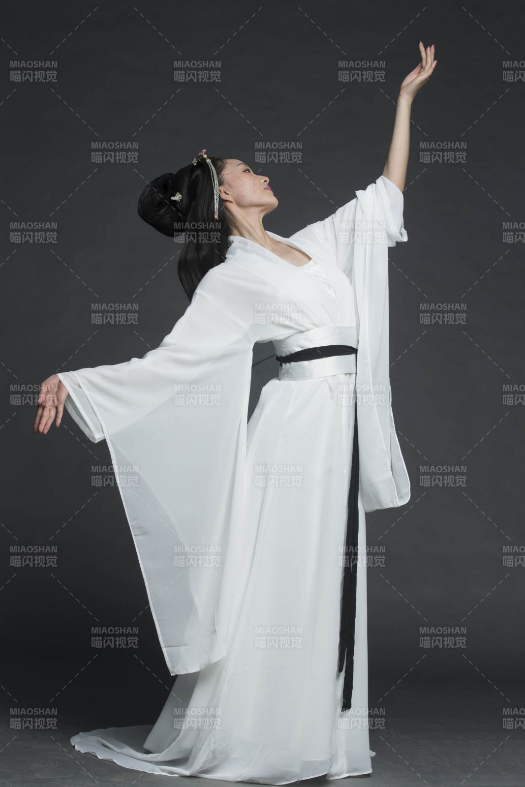 身穿古装的汉服女性人像汉服影棚拍摄图片