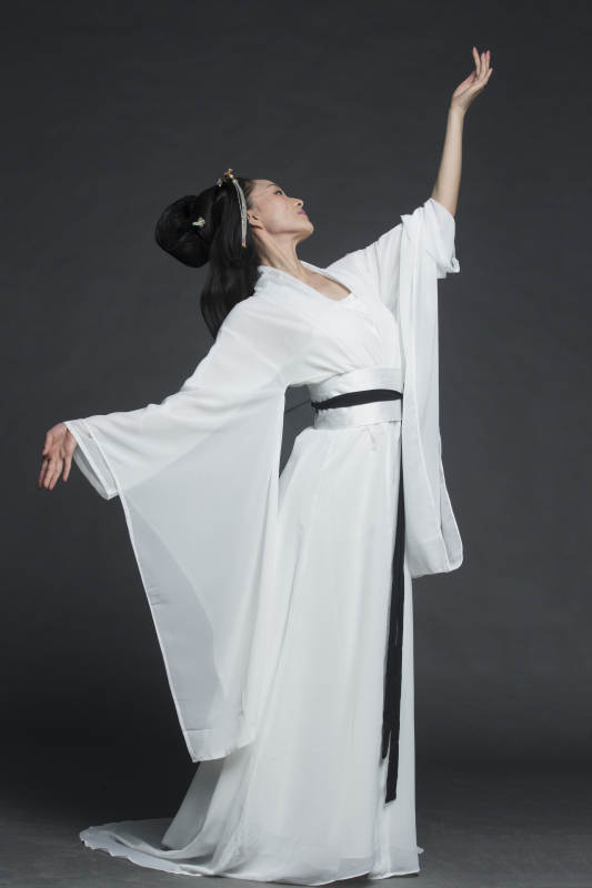 身穿古装的汉服女性人像汉服影棚拍摄图片