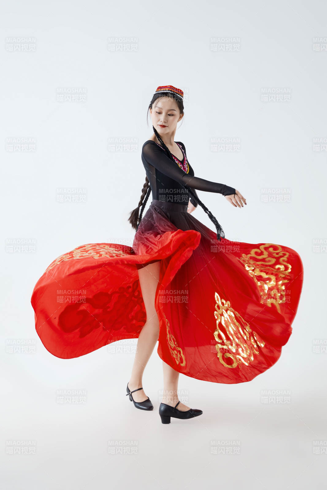 穿着新疆维吾尔族服饰跳舞的少女图片