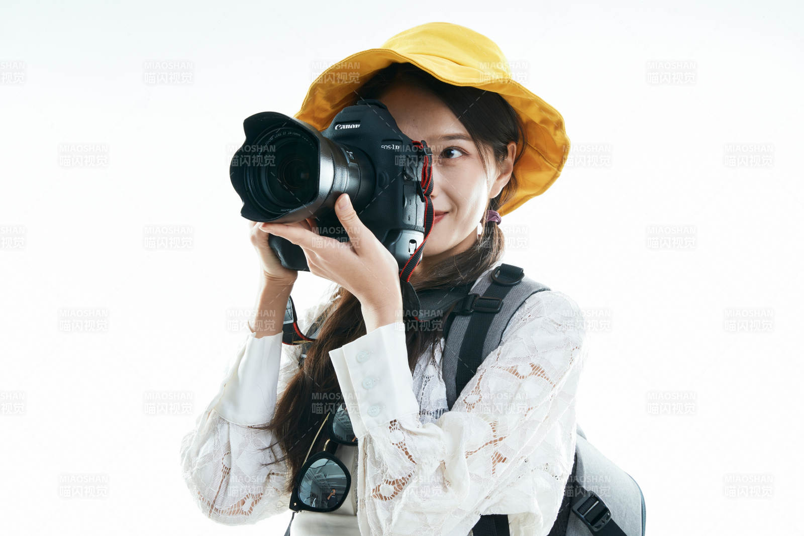 白色背景下准备出发旅行的美丽东方女大学生图片