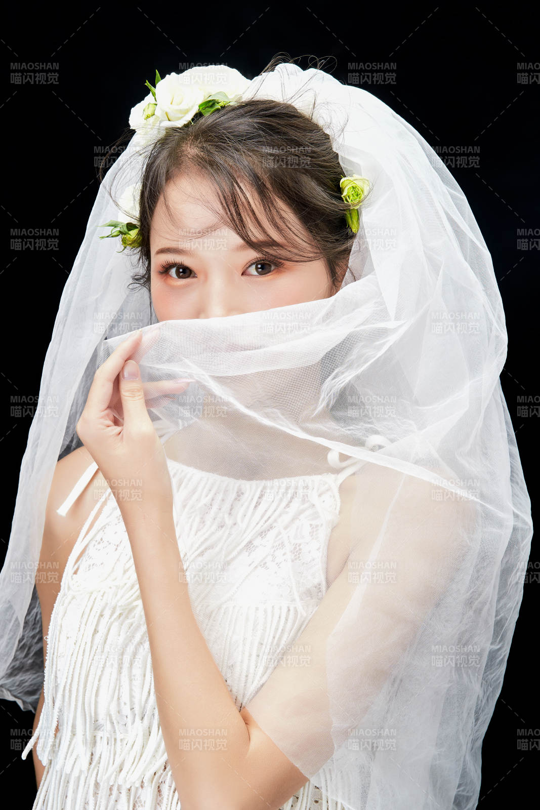 黑色背景下的美妆新娘彩妆人像图片