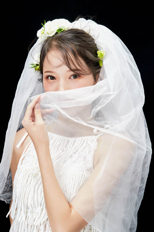 黑色背景下的美妆新娘彩妆人像图片