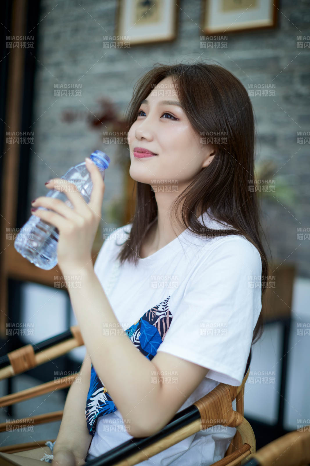 坐在咖啡图书馆吃东西的可爱少女图片