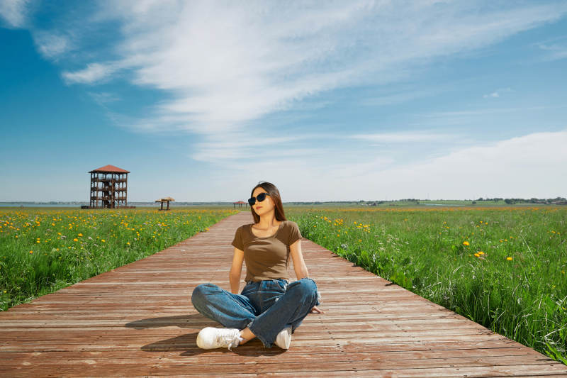 盛夏在草原湿地公园游玩的姑娘图片