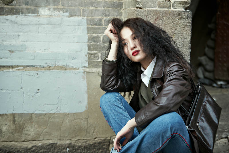 老旧城区里穿着复古港风的美丽清纯少女图片