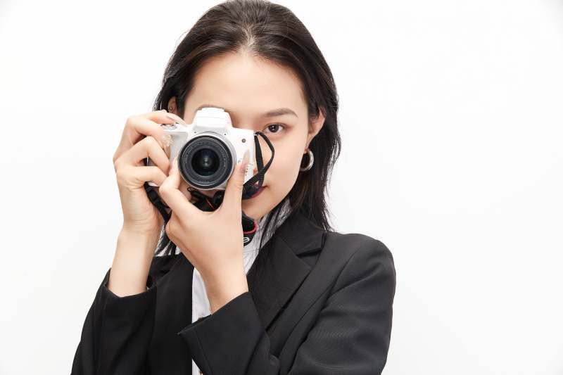 棚拍白色背景亚洲青年女性摄影师图片