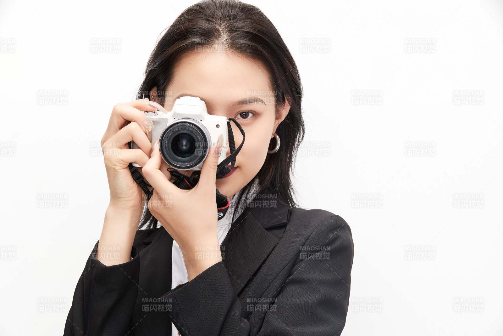 棚拍白色背景亚洲青年女性摄影师图片