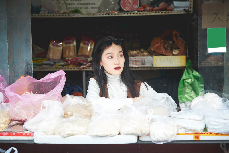 老旧城区里穿着复古港风的美丽清纯少女图片