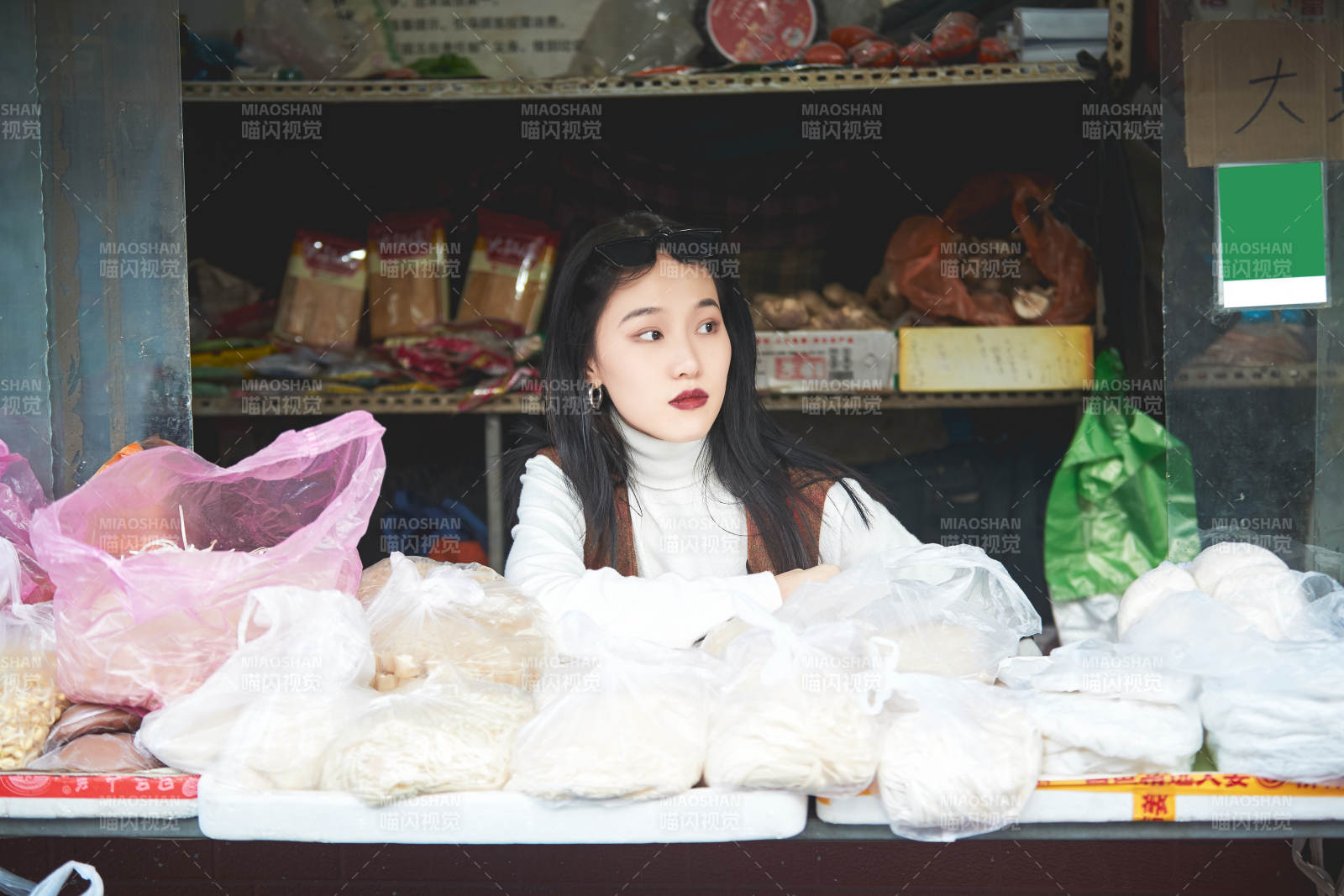 老旧城区里穿着复古港风的美丽清纯少女图片