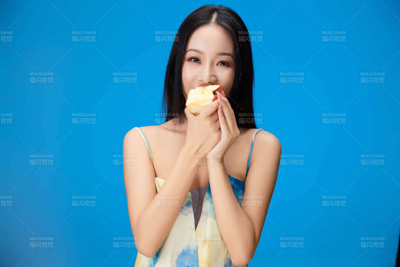 吃水果的亚洲东方长发少女图片