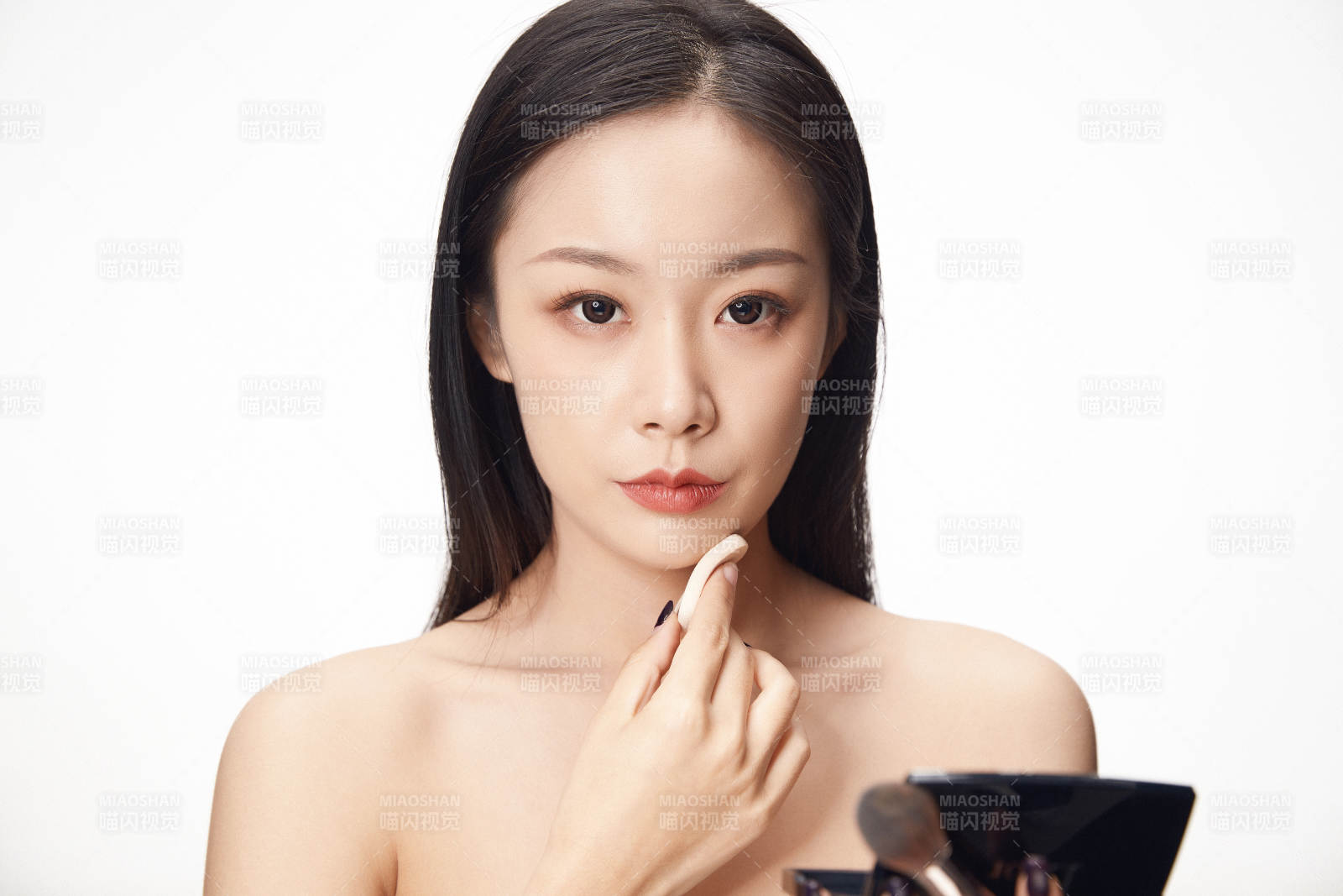 亚洲美女面部特写化妆护肤图片