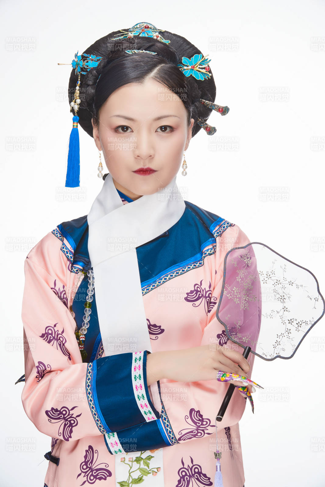 白色背景下的清代女性古装造型清朝古装图片