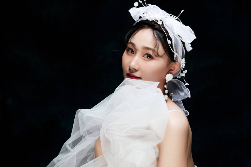 黑色背景下的女性复古婚纱妆面图片