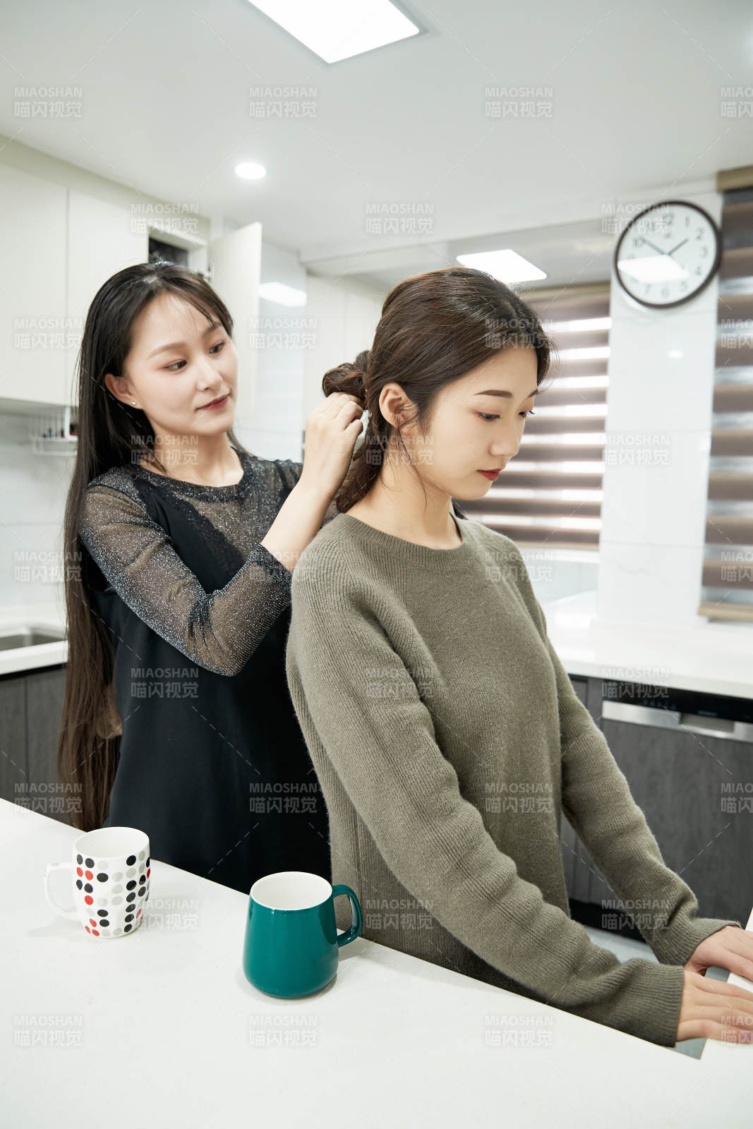 在餐厅喝咖啡闲聊的亚洲闺蜜图片