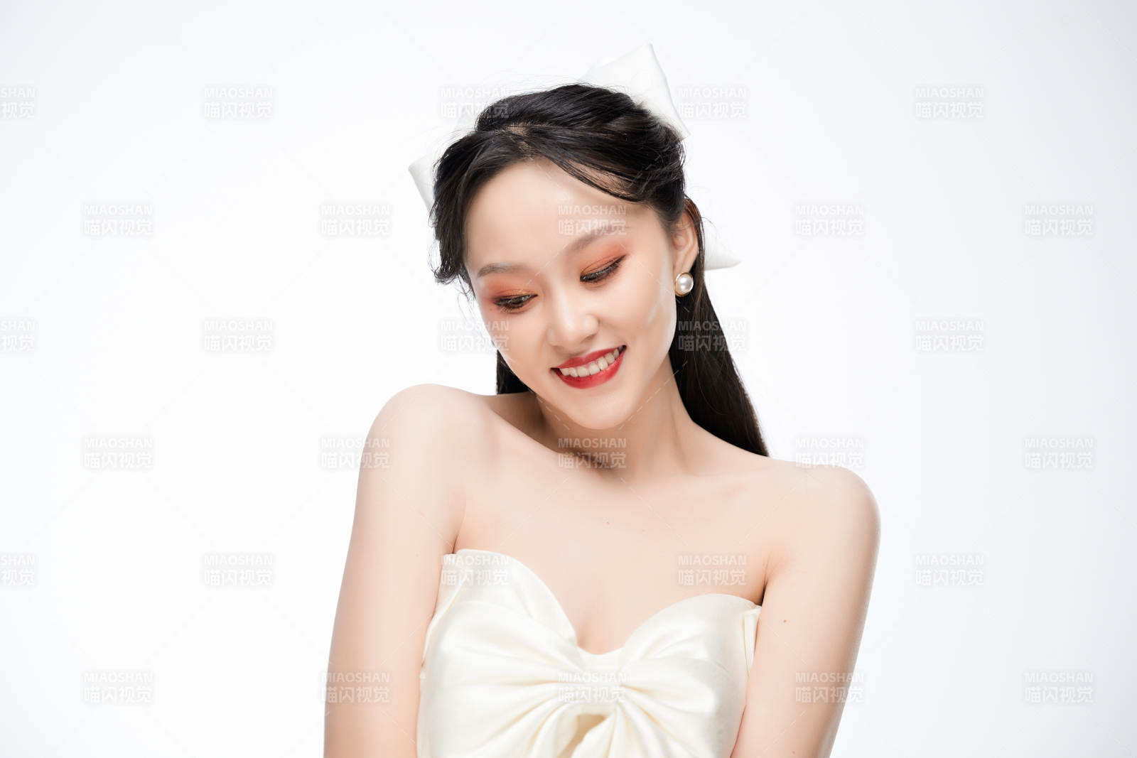 女性婚纱妆面图片