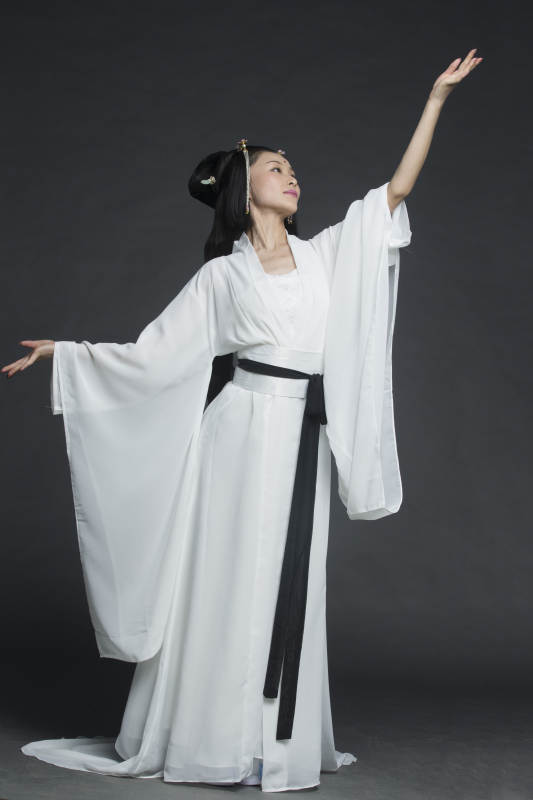 身穿古装的汉服女性人像汉服影棚拍摄图片