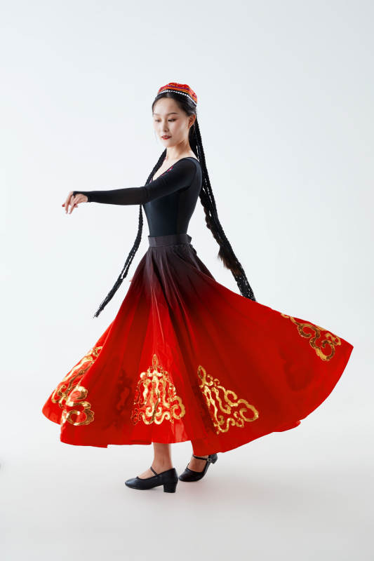 穿着新疆维吾尔族服饰跳舞的少女图片