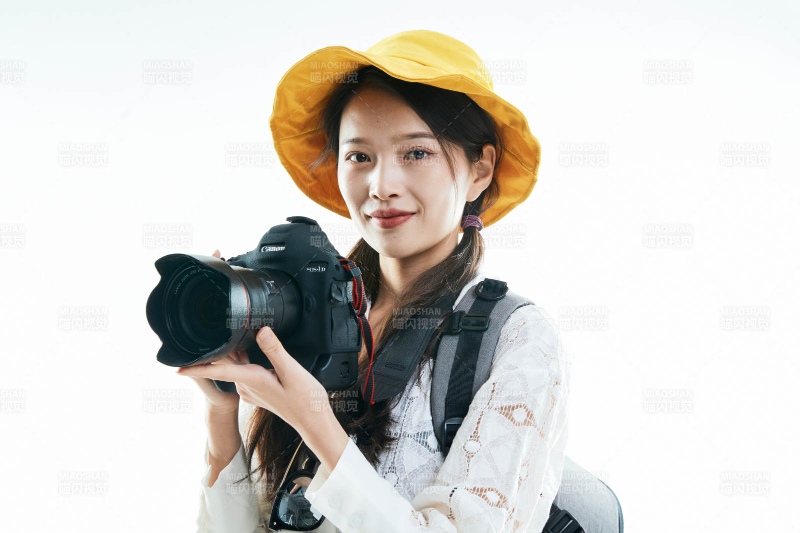 白色背景下准备出发旅行的美丽东方女大学生图片