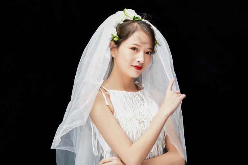 黑色背景下的美妆新娘彩妆人像图片